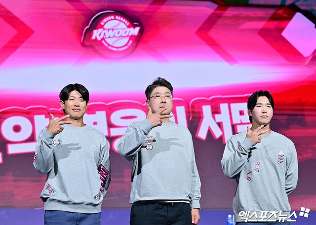 키움 주장 송성문(사진, 가운데)은 20일 서울 송파구 잠실동 롯데호텔 월드에서 열린 2025 신한 SOL Bank KBO 미디어데이 & 팬페스트에 참석했다. 메이저리그 도전에 나선 다저스 내야수 김혜성의 공백을 최소화로 하리라 힘찬 각오를 밝혔다. 잠실, 김한준 기자