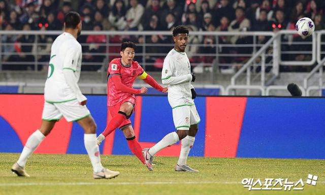 홍명보 감독이 이끄는 대한민국 축구 대표팀이 20일 고양종합운동장에서 열린 오만과의 2026 국제축구연맹(FIFA) 북중미 월드컵(캐나다-미국-멕시코 공동개최) 아시아지역 3차 예선 B조 7차전에서 황희찬의 선제골로 1-0으로 앞선 채 전반을 마쳤다.&nbsp;고양, 고아라 기자