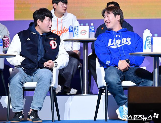 왼쪽부터 두산 베어스 포수 양의지와 삼성 라이온즈 포수 강민호. 20일 서울 송파구 잠실동 롯데호텔 월드에서 개최된 2025 신한 SOL Bank KBO 미디어데이 및 팬패스트에서 대화를 나누고 있다. 잠실, 김한준 기자