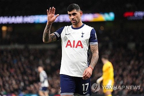 토트넘 홋스퍼 부주장 크리스티안 로메로가 다시 레알 마드리드 이적설에 휩싸였다. 스페인에서는 로메로 대신 다른 수비수들을 명단에 올렸지만, 영국에서는 토트넘과 재계약 협상이 이루어지지 않으면 스페인으로 떠날 수 있다고 보도하고 나섰다. 연합뉴스