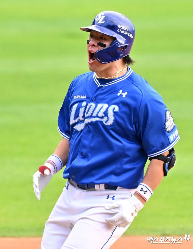 삼성 라이온즈 포수 강민호가 지난해 플레이오프에서 홈런을 친 뒤 세리머니하고 있다. 엑스포츠뉴스 DB