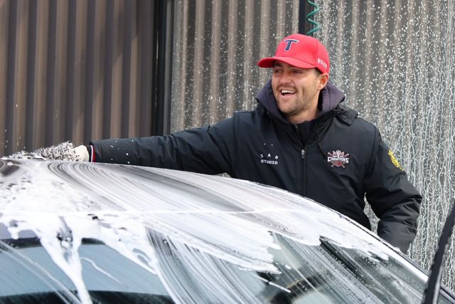 18일 오후 광주광역시에 위치한 한 세차장에서 KIA 타이거즈 선수들이 손세차 우승 공약을 이행했다. 국내 선수들은 물론이고 제임스 네일 등 외국인 선수들도 세차에 힘을 보탰다. KIA 타이거즈