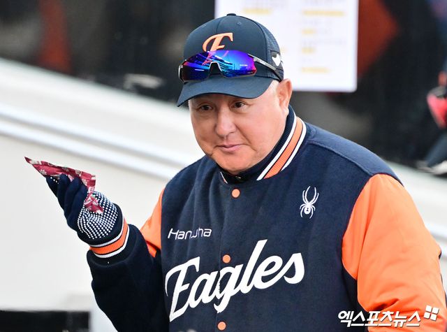 17일 오후 대전 한화생명 볼파크에서 열린 '2025 신한 SOL Bank KBO리그' 삼성 라이온즈와 한화 이글스의 시범경기, 한화 김경문 감독이 핫팩을 흔들고 있다. 엑스포츠뉴스 DB