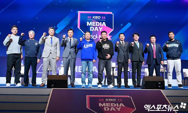 20일 서울 송파구 잠실동 롯데호텔 월드에서 개최된 2025 신한 SOL Bank KBO 미디어데이 및 팬패스트에서 10개 구단 감독들이 포즈를 취하고 있다. 잠실, 김한준 기자