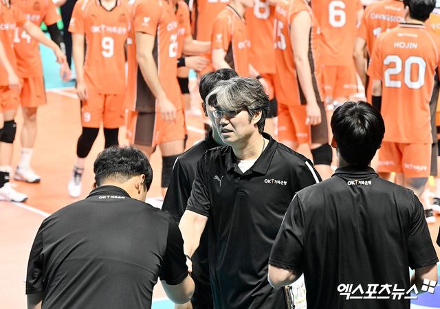 20일 오후 서울 장충체육관에서 열린 ‘도드람 2024-2025 V-리그’ 우리카드와 OK금융그룹의 경기, OK금융그룹가 우리카드에 세트스코어 3:1(25-23 20-25 25-20 25-23)로 승리하며 4연패에서 탈출했다. 이날 경기에서 승리한 OK금융그룹 오기노 감독이 코칭스태프들과 악수를 하고 있다. 엑스포츠뉴스 DB