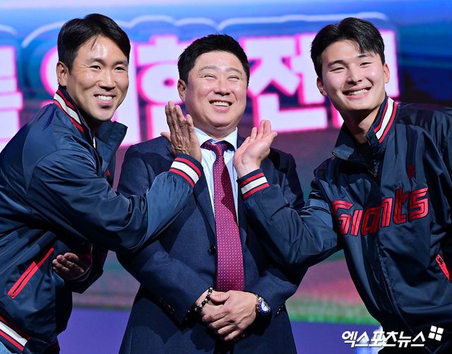 20일 오후 서울 송파구 롯데호텔 월드에서 열린 ‘2025 신한 SOL Bank KBO 미디어데이 & 팬페스트', 롯데 전준우, 김태형 감독, 윤동희가 포즈를 취하고 있다. 잠실, 김한준 기자