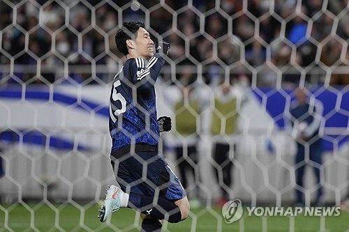 일본 축구대표팀은 20일(한국시간) 일본 사이타마에 위치한 사이타마 스타디움 2002에서 열린 바레인과의 2026 국제축구연맹(FIFA) 북중미 월드컵 아시아 지역 3차 예선 C조 7차전에서 후반 21분 가마다 다이치의 선제골과 후반 42분 구보 다케후사의 추가골에 힘입어 2-0 승리를 거뒀다. 이날 승리로 일본은 잔여 일정 결과와 상관 없이 최소 C조 2위를 확보하면서 월드컵 본선 진출 티켓을 거머쥐었다. 이로써 8회 연속 월드컵 본선 진출에 성공했을 뿐만 아니라 가장 먼저 2026 북중미 월드컵 본선행을 확정 지은 팀이 됐다. 연합뉴스