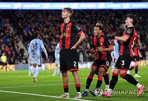 토트넘 홋스퍼 부주장 크리스티안 로메로가 다시 레알 마드리드 이적설에 휩싸였다. 스페인에서는 로메로 대신 다른 수비수들을 명단에 올렸지만, 영국에서는 토트넘과 재계약 협상이 이루어지지 않으면 스페인으로 떠날 수 있다고 보도하고 나섰다. 연합뉴스