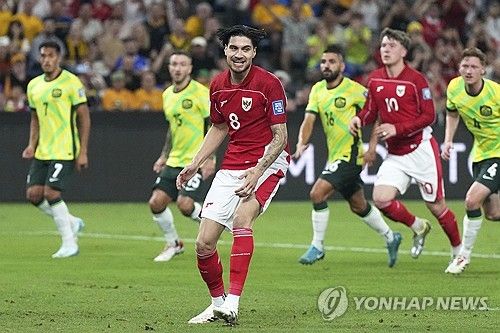 인도네시아 매체 '콤파스'는 20일(한국시간) '신태용 전 인도네시아 국가대표팀 감독은 호주에 패배한 후 국민들에게 선수단을 계속 응원해 달라고 요청했다'라고 보도했다. 인도네시아는 20일 호주 시드니의 시드니 풋볼 스타디움에서 열린 호주와의 2026 국제축구연맹(FIFA) 북중미 월드컵(캐나다-미국-멕시코 공동 개최) 아시아 지역 3차 예선 7차전에서 1-5로 크게 졌다. 신 감독은 경기 직후 '불행히도 인도네시아 국가대표팀을 떠나야 했지만 현재 국가대표팀 선수들은 거의 다 내 자식들이다. 기쁜 마음으로 계속 응원하겠다'며 국민들에게도 변함 없는 성원을 부탁했다. 연합뉴스