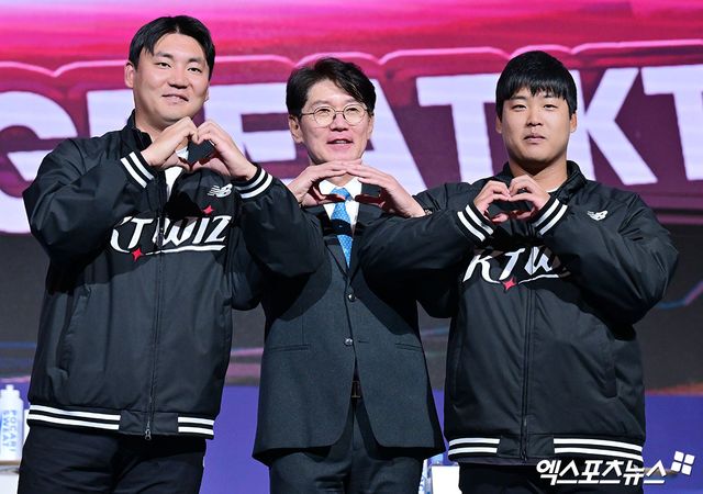 왼쪽부터 KT 위즈 장성우, 이강철 감독, 강백호. 20일 서울 송파구 잠실동 롯데호텔 월드에서 개최된 2025 신한 SOL Bank KBO 미디어데이 및 팬패스트에서 포즈를 취하고 있다. 잠실, 김한준 기자