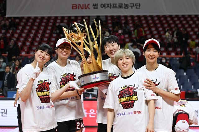 여자프로농구 부산 BNK가 20일 부산 사직체육관에서 열린 우리은행과의 하나은행 2024-2025 여자프로농구 챔피언결정전(5전 3승제·BNK 2승) 3차전 홈 경기에서 55-54로 승리를 거두고 창단 첫 챔피언결정전 우승을 차지했다. 사진 WKBL 제공