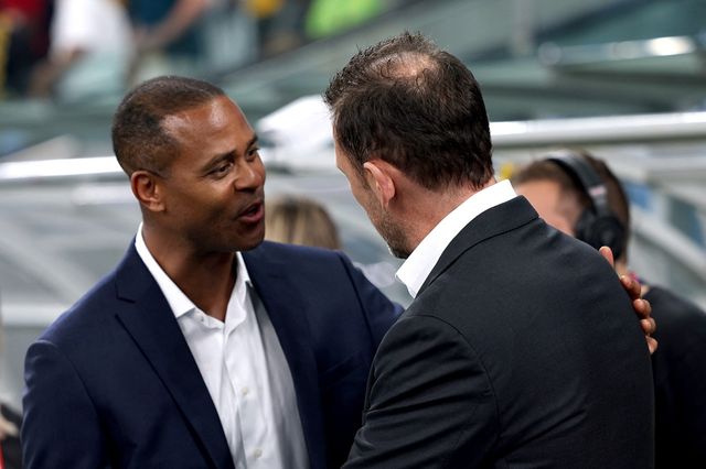 클라위베르트(왼쪽) 인도네시아 축구대표팀 감독이 20일(한국시간) 호주 시드니의 시드니 풋볼 스타디움에서 열린 호주와의 2026 FIFA 북중미 월드컵 아시아 3차예선 7차전에서 전반을 0-3으로 뒤진 가운데 마쳤다. 사진 연합뉴스