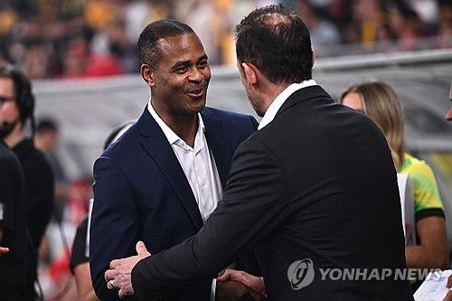 인도네시아 매체 '콤파스'는 20일(한국시간) '신태용 전 인도네시아 국가대표팀 감독은 호주에 패배한 후 국민들에게 선수단을 계속 응원해 달라고 요청했다'라고 보도했다. 인도네시아는 20일 호주 시드니의 시드니 풋볼 스타디움에서 열린 호주와의 2026 국제축구연맹(FIFA) 북중미 월드컵(캐나다-미국-멕시코 공동 개최) 아시아 지역 3차 예선 7차전에서 1-5로 크게 졌다. 신 감독은 경기 직후 '불행히도 인도네시아 국가대표팀을 떠나야 했지만 현재 국가대표팀 선수들은 거의 다 내 자식들이다. 기쁜 마음으로 계속 응원하겠다'며, 파트리크 클라위베르트 새 감독 체제의 대표팀에 대해 국민들이 변함 없는 성원해 줄 것을 부탁했다. 연합뉴스