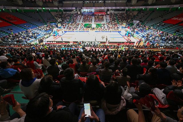 여자프로농구 부산 BNK가 20일 부산 사직체육관에서 열린 우리은행과의 하나은행 2024-2025 여자프로농구 챔피언결정전(5전 3승제·BNK 2승) 3차전 홈 경기에서 55-54로 승리를 거두고 창단 첫 챔피언결정전 우승을 차지했다. 사진 WKBL 제공