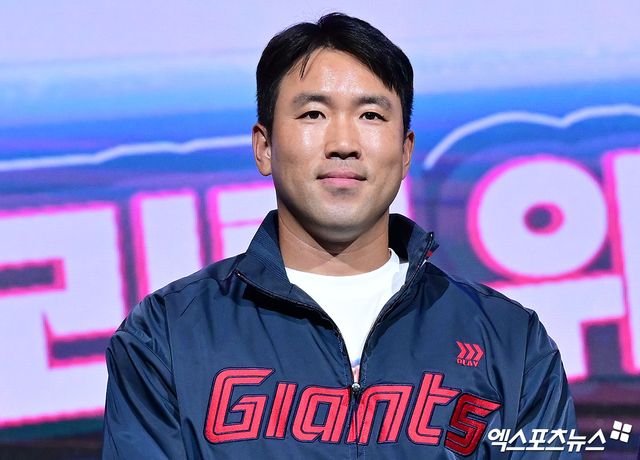 롯데 자이언츠 전준우가 20일 서울 송파구 잠실동 롯데호텔 월드에서 개최된 2025 신한 SOL Bank KBO 미디어데이 및 팬패스트에서 기념촬영하고 있다. 잠실, 김한준 기자