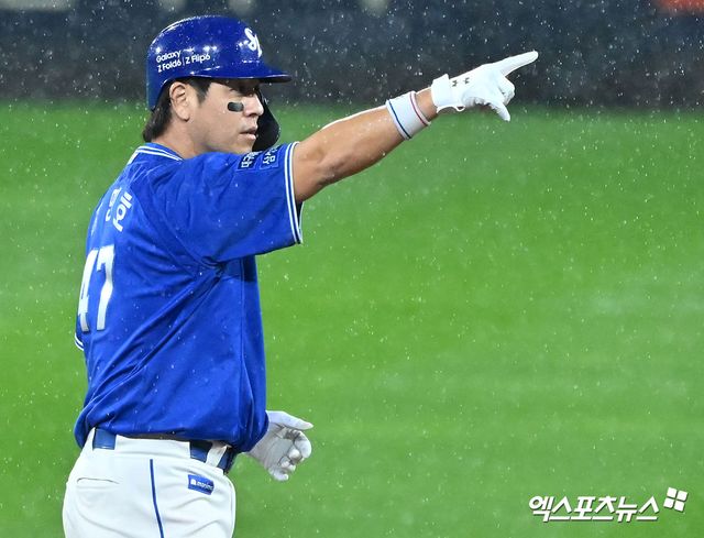 삼성 라이온즈 포수 강민호가 지난해 한국시리즈에서 안타를 친 뒤 세리머니하고 있다. 엑스포츠뉴스 DB