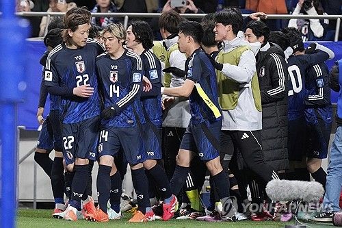 일본 축구대표팀은 20일(한국시간) 일본 사이타마에 위치한 사이타마 스타디움 2002에서 열린 바레인과의 2026 국제축구연맹(FIFA) 북중미 월드컵 아시아 지역 3차 예선 C조 7차전에서 후반 21분 가마다 다이치의 선제골과 후반 42분 구보 다케후사의 추가골에 힘입어 2-0 승리를 거뒀다. 이날 승리로 일본은 잔여 일정 결과와 상관 없이 최소 C조 2위를 확보하면서 월드컵 본선 진출 티켓을 거머쥐었다. 이로써 8회 연속 월드컵 본선 진출에 성공했을 뿐만 아니라 가장 먼저 2026 북중미 월드컵 본선행을 확정 지은 팀이 됐다. 연합뉴스