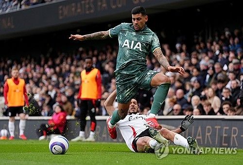 토트넘 홋스퍼 부주장 크리스티안 로메로가 다시 레알 마드리드 이적설에 휩싸였다. 스페인에서는 로메로 대신 다른 수비수들을 명단에 올렸지만, 영국에서는 토트넘과 재계약 협상이 이루어지지 않으면 스페인으로 떠날 수 있다고 보도하고 나섰다. 연합뉴스