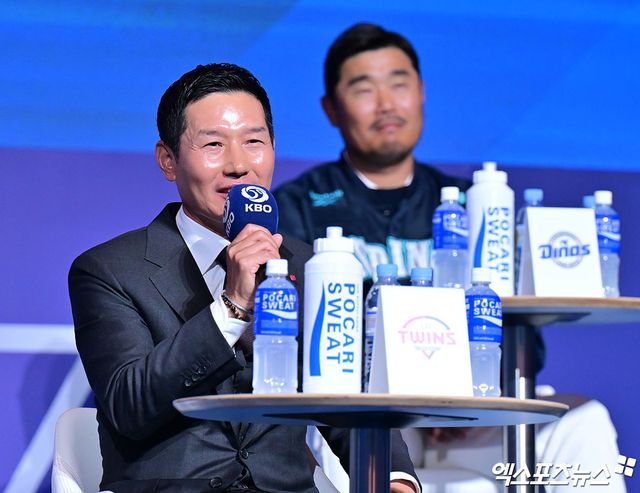 이호준 NC 감독(뒤쪽)은 20일 서울 송파구 잠실동 롯데호텔 월드에서 열렸다. 인연 있던 김경문 한화 감독과 염경엽 LG 감독에게 많은 조언을 들었다. 잠실, 김한준 기자