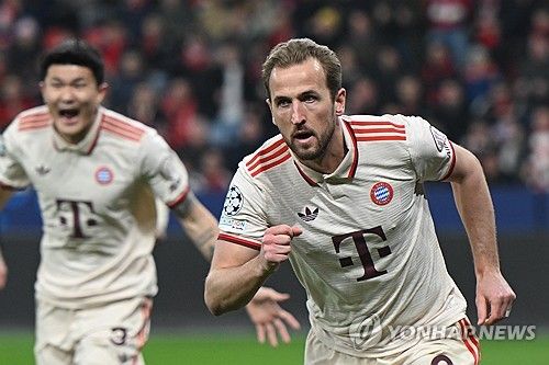 영국 매체 인디펜던트가 21일(한국시간) 잉글랜드 국가대표팀에 합류한 케인이 바이에른 뮌헨에서 첫 우승을 차지한다면 개인 타이틀, 발롱도르에도 더 다가갈 수 있을 거라고 말했다고 전했다.&nbsp;연합뉴스