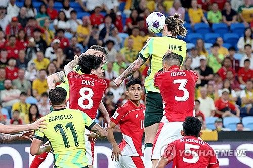 클라위베르트 감독이 이끄는 인도네시아 축구 대표팀이 지난 20일(한국시간) 호주 시드니 풋볼 스타디움에서 열린 호주와의 2026 국제축구연맹(FIFA) 북중미 월드컵(캐나다-미국-멕시코 공동개최) 아시아지역 C조 7차전에서 1-5 대패를 당했다.&nbsp; 클라위베르트 감독의 데뷔전으로 열린 이 경기에서 인도네시아는 선발 명단 10명이 혼혈 선수로 구성될 만큼 네덜란드파 선수들이 주축을 이뤘다. 마르셀리노 페르디난이 유일한 순수 인도네시아 혈통으로 영국 무대에서 뛰는 재능이었다.&nbsp;하지만 클라위베르트의 데뷔전은 엉망진창이 됐다. 연합뉴스