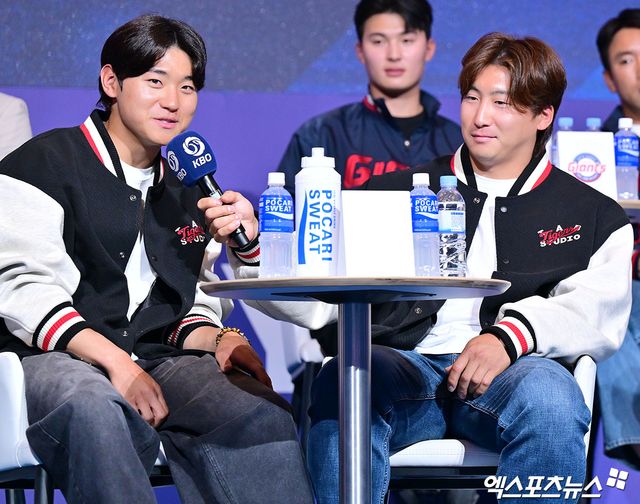 20일 오후 서울 송파구 롯데호텔 월드에서 열린 ‘2025 신한 SOL Bank KBO 미디어데이 & 팬페스트', KIA 김도영 나성범이 2행시를 하고 있다. 잠실, 김한준 기자