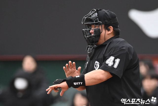 11일 대전 한화생명이글스파크에서 열린 '2024 신한 SOL Bank KBO리그' KIA 타이거즈와 한화 이글스의 시범경기, 주심이 KIA 박준표에게 피치클락 위반 경고를 하고 있다. 엑스포츠뉴스DB