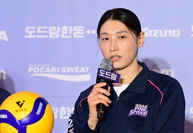 흥국생명 김연경이 21일 V리그 포스트시즌 미디어데이에서 질문에 답하고 있다. KOVO