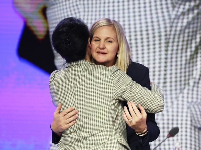 코번트리는 20일(현지시간) 그리스 코스타 나바리노에서 열린 제144차 IOC 총회에서 제10대 위원장으로 당선되며 IOC 역사상 최초의 여성, 아프리카 출신 위원장에 올랐다. 당선이 확정되고 포옹하는 코번트리 IOC 신임 위원장 당선인. 로이터-연합뉴스