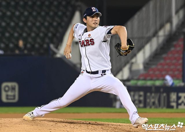 두산 베어스 이승엽 감독이 시즌 개막을 앞두고 다승왕 에이스 곽빈과 필승조 예비 FA 홍건희가 부상으로 이탈하는 대형 악재를 맞이했다. 곽빈과 홍건희는 각각 내복사근과 팔꿈치 통증으로 4월 초 재검진 예정이다. 엑스포츠뉴스 DB