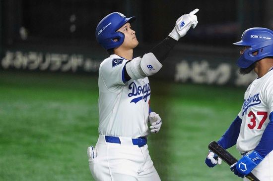 LA 다저스가 19일 일본 도쿄돔에서 열린 2025 메이저리그 도쿄시리즈 시카고 컵스와 2차전을 6-3으로 승리했다. 다저스는 이날 메이저리그 데뷔전을 치른 사사키 로키의 3이닝 1실점 투구와 함께 시즌 첫 홈런을 도쿄돔에서 쏘아 올린 오타니 쇼헤이의 활약 속에 개막 2연승을 달렸다. AP연합뉴스