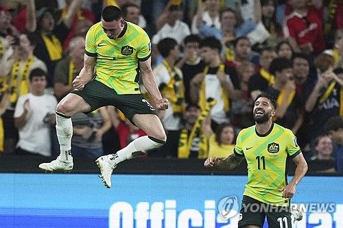 클라위베르트 감독이 이끄는 인도네시아 축구 대표팀이 지난 20일(한국시간) 호주 시드니 풋볼 스타디움에서 열린 호주와의 2026 국제축구연맹(FIFA) 북중미 월드컵(캐나다-미국-멕시코 공동개최) 아시아지역 C조 7차전에서 1-5 대패를 당했다.&nbsp; 클라위베르트 감독의 데뷔전으로 열린 이 경기에서 인도네시아는 선발 명단 10명이 혼혈 선수로 구성될 만큼 네덜란드파 선수들이 주축을 이뤘다. 마르셀리노 페르디난이 유일한 순수 인도네시아 혈통으로 영국 무대에서 뛰는 재능이었다.&nbsp;하지만 클라위베르트의 데뷔전은 엉망진창이 됐다. 연합뉴스