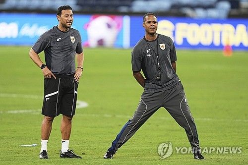 클라위베르트 감독이 이끄는 인도네시아 축구 대표팀이 지난 20일(한국시간) 호주 시드니 풋볼 스타디움에서 열린 호주와의 2026 국제축구연맹(FIFA) 북중미 월드컵(캐나다-미국-멕시코 공동개최) 아시아지역 C조 7차전에서 1-5 대패를 당했다.&nbsp; 클라위베르트 감독의 데뷔전으로 열린 이 경기에서 인도네시아는 선발 명단 10명이 혼혈 선수로 구성될 만큼 네덜란드파 선수들이 주축을 이뤘다. 마르셀리노 페르디난이 유일한 순수 인도네시아 혈통으로 영국 무대에서 뛰는 재능이었다.&nbsp;하지만 클라위베르트의 데뷔전은 엉망진창이 됐다. 연합뉴스
