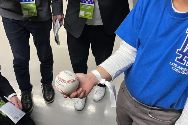 LA 다저스가 19일 일본 도쿄돔에서 열린 2025 메이저리그 도쿄시리즈 시카고 컵스와 2차전을 6-3으로 승리했다. 다저스는 이날 메이저리그 데뷔전을 치른 사사키 로키의 3이닝 1실점 투구와 함께 시즌 첫 홈런을 도쿄돔에서 쏘아 올린 오타니 쇼헤이의 활약 속에 개막 2연승을 달렸다. 오타니의 시즌 1호 홈런공을 잡은 일본 초등학생. AP연합뉴스