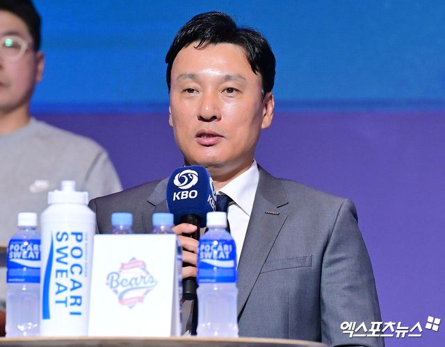 두산 베어스 이승엽 감독이 시즌 개막을 앞두고 다승왕 에이스 곽빈과 필승조 예비 FA 홍건희가 부상으로 이탈하는 대형 악재를 맞이했다. 곽빈과 홍건희는 각각 내복사근과 팔꿈치 통증으로 4월 초 재검진 예정이다. 엑스포츠뉴스 DB