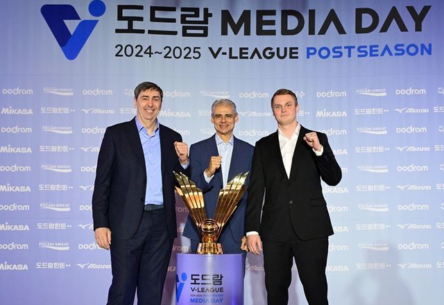 왼쪽부터 현대캐피탈 필립 블랑 감독, KB손해보험 레오나르도 아폰소 감독, 대한항공 토미 틸리카이넨 감독. 21일 V리그 포스트시즌 미디어데이에서 기념촬영하고 있다. KOVO