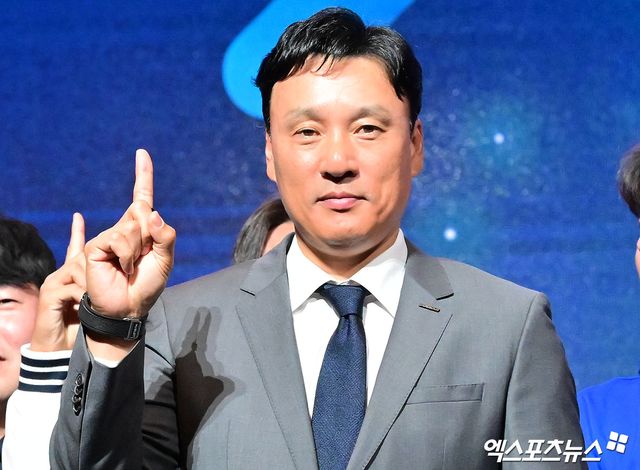 두산 베어스 이승엽 감독이 시즌 개막을 앞두고 다승왕 에이스 곽빈과 필승조 예비 FA 홍건희가 부상으로 이탈하는 대형 악재를 맞이했다. 곽빈과 홍건희는 각각 내복사근과 팔꿈치 통증으로 4월 초 재검진 예정이다. 엑스포츠뉴스 DB