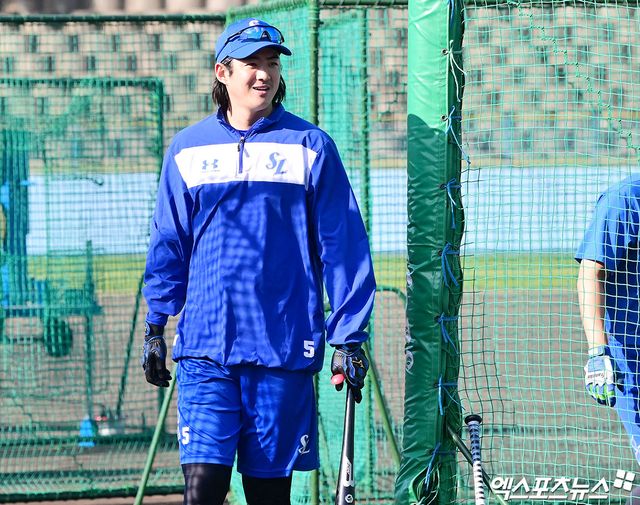 삼성 라이온즈 구자욱이 올해 스프링캠프에서 타격 훈련 도중 미소 짓고 있다. 엑스포츠뉴스 DB