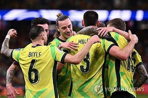 클라위베르트 감독이 이끄는 인도네시아 축구 대표팀이 지난 20일(한국시간) 호주 시드니 풋볼 스타디움에서 열린 호주와의 2026 국제축구연맹(FIFA) 북중미 월드컵(캐나다-미국-멕시코 공동개최) 아시아지역 C조 7차전에서 1-5 대패를 당했다.&nbsp; 클라위베르트 감독의 데뷔전으로 열린 이 경기에서 인도네시아는 선발 명단 10명이 혼혈 선수로 구성될 만큼 네덜란드파 선수들이 주축을 이뤘다. 마르셀리노 페르디난이 유일한 순수 인도네시아 혈통으로 영국 무대에서 뛰는 재능이었다.&nbsp;하지만 클라위베르트의 데뷔전은 엉망진창이 됐다. 연합뉴스