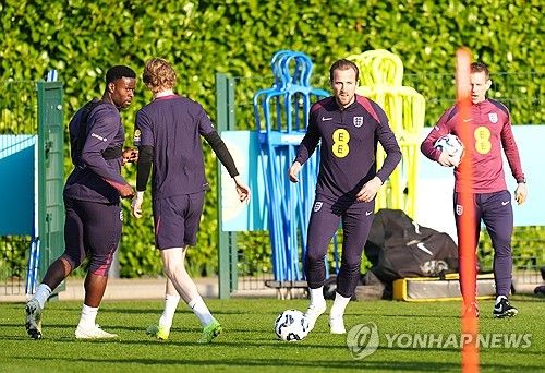 영국 매체 인디펜던트가 21일(한국시간) 잉글랜드 국가대표팀에 합류한 케인이 바이에른 뮌헨에서 첫 우승을 차지한다면 개인 타이틀, 발롱도르에도 더 다가갈 수 있을 거라고 말했다고 전했다.&nbsp;연합뉴스