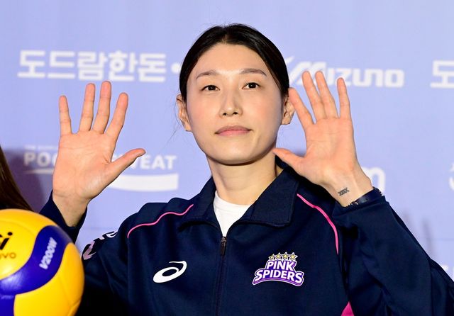 흥국생명 김연경이 21일 V리그 포스트시즌 미디어데이에서 인사하고 있다. KOVO
