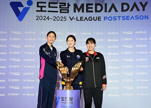 왼쪽부터 흥국생명 김연경, 현대건설 이다현, 정관장 염혜선. 21일 V리그 포스트시즌 미디어데이에서 기념촬영하고 있다. KOVO
