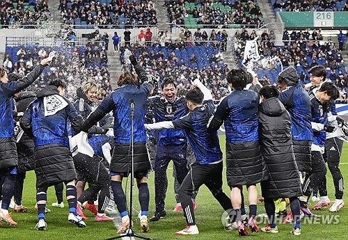 일본 매체 풋볼채널이 21일 한국이 오만에게 덜미를 잡힌 소식을 전하면서 한국의 2026 국제축구연맹(FIFA) 북중미 월드컵 본선 도전이 삐걱거린 것에 대한 한국의 반응을 소개했다.&nbsp;연합뉴스