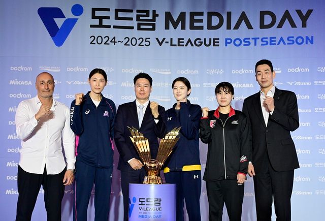 왼쪽부터 흥국생명 마르첼로 아본단자 감독, 김연경, 현대건설 강성형 감독, 이다현, 정관장 염혜선, 고희진 감독. 21일 V리그 포스트시즌 미디어데이에서 기념촬영하고 있다. KOVO