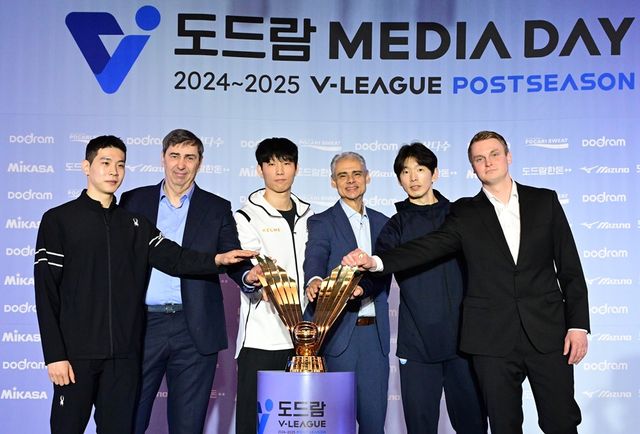 왼쪽부터 현대캐피탈 황승빈, 필립 블랑 감독, KB손해보험 황택의, 레오나르도 아폰소 감독, 대한항공 한선수, 토미 틸리카이넨 감독. 21일 V리그 포스트시즌 미디어데이에서 기념촬영하고 있다. KOVO
