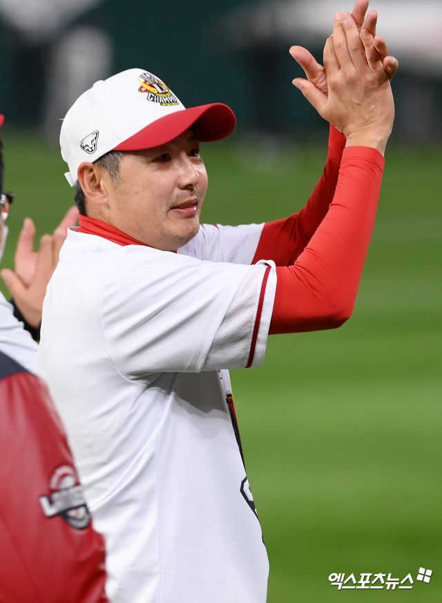 2022 시즌 KBO리그 최초의 와이어 투 와이어 통합우승을 견인했던 김원형 전 SSG 랜더스 감독이 21일 2026 월드베이스볼클래식(WBC) 국가대표팀 투수코치로 선임됐다. 사진 엑스포츠뉴스 DB