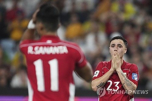 클라위베르트 감독이 이끄는 인도네시아 축구 대표팀이 지난 20일(한국시간) 호주 시드니 풋볼 스타디움에서 열린 호주와의 2026 국제축구연맹(FIFA) 북중미 월드컵(캐나다-미국-멕시코 공동개최) 아시아지역 C조 7차전에서 1-5 대패를 당했다.&nbsp; 클라위베르트 감독의 데뷔전으로 열린 이 경기에서 인도네시아는 선발 명단 10명이 혼혈 선수로 구성될 만큼 네덜란드파 선수들이 주축을 이뤘다. 마르셀리노 페르디난이 유일한 순수 인도네시아 혈통으로 영국 무대에서 뛰는 재능이었다.&nbsp;하지만 클라위베르트의 데뷔전은 엉망진창이 됐다. 연합뉴스