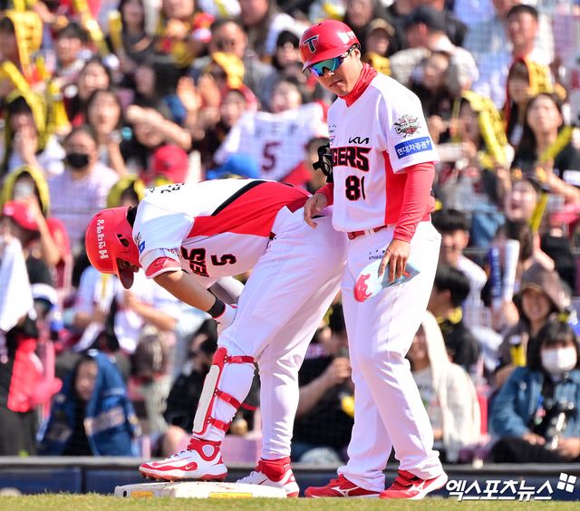 22일 오후 광주기아챔피언스필드에서 열린 '2025 신한 SOL Bank KBO리그' NC 다이노스와 KIA 타이거즈의 개막전 경기, 3회말 1사 KIA 김도영이 좌전안타를 날린 후 고통스러워하고 있다. 광주, 김한준 기자
