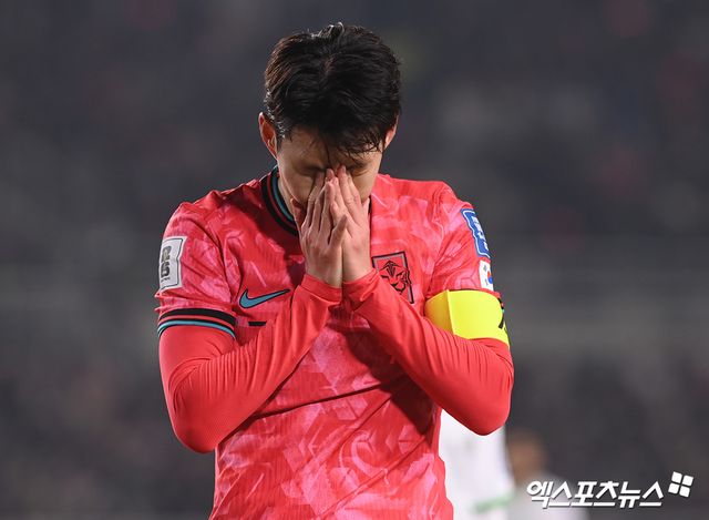 대한축구협회 관계자는 22일 용인 미르스타디움에서 열리는 축구대표팀 요르단전 대비 첫 훈련을 앞두고 이강인과 백승호, 정승현이 소집해제된다고 발표했다. 전날 3명의 몸 상태가 심각하지 않다는 진단이 나와 '천만다행'으로 여겨졌으나 결론은 소집해제였다. 앞서 대표팀은 21일 오전 3명에 대한 정밀진단을 실시했다. 이강인과 백승호는 지난 20일 고양종합운동장에서 열린 오만과의 2026 북중미 월드컵 아시아 3차 예선 B조 7차전에서 각각 왼쪽 발목, 왼쪽 햄스트링을 다쳤다.&nbsp;정승현은 오만전을 앞두고 진행된 훈련에서 왼쪽 종아리 근육 부상을 당했다. 엑스포츠뉴스DB