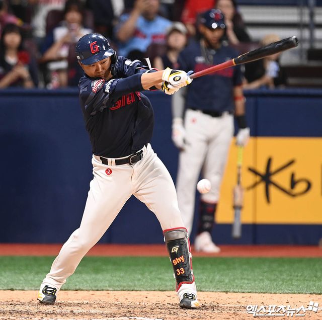 롯데 내야수 손호영은 22일 잠실구장에서 열릴 '2025 신한 SOL Bank KBO 리그' LG전에서 7번타자 3루수로 선발 출전한다. 시범경기 극심한 타격 부진을 겪으며 3번에서 7번으로 내려갔다. 엑스포츠뉴스 DB